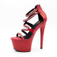 Roter Sky Heels mit Kette